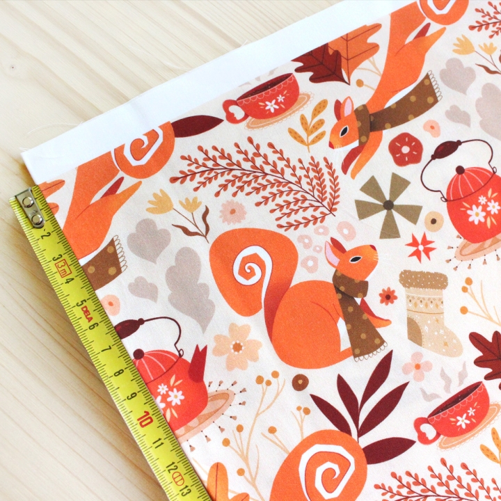 Tissu illustré "Écureuils écharpes"– popeline, velours & French terry – motif automnal