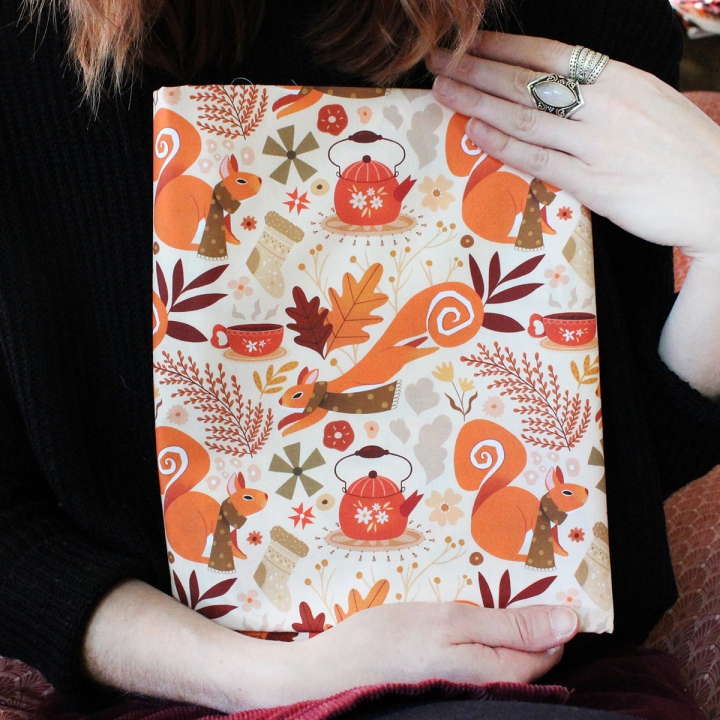 Tissu illustré "Écureuils écharpes"– popeline, velours & French terry – motif automnal
