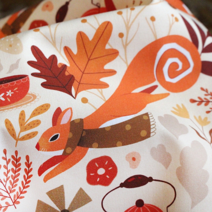 Tissu illustré "Écureuils écharpes"– popeline, velours & French terry – motif automnal