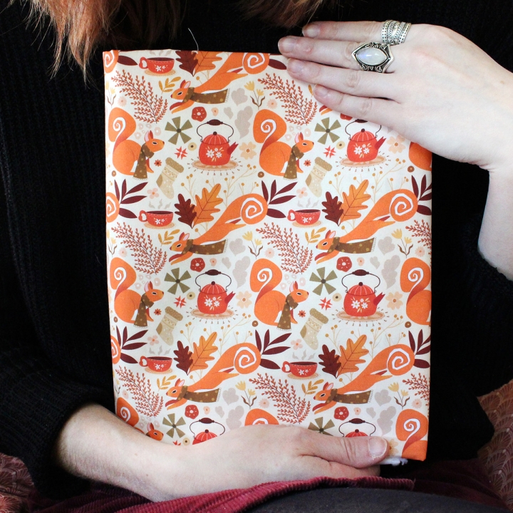 Tissu illustré "Écureuils écharpes"– popeline, velours & French terry – motif automnal