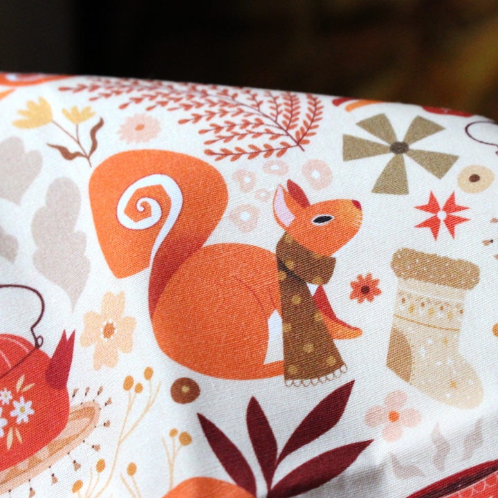 Tissu illustré "Écureuils écharpes"– popeline, velours & French terry – motif automnal