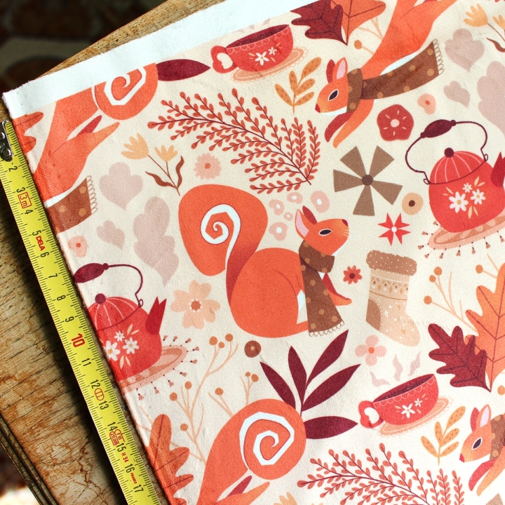 Tissu illustré "Écureuils écharpes"– popeline, velours & French terry – motif automnal