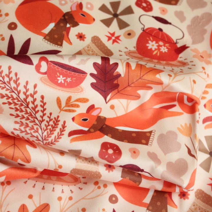 Tissu illustré "Écureuils écharpes"– popeline, velours & French terry – motif automnal