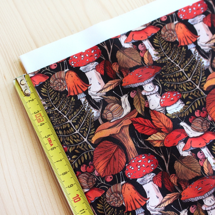 Coupon de tissu illustré "Escargots & champignons" 48x48 cm – Popeline & French Terry – motif automnale