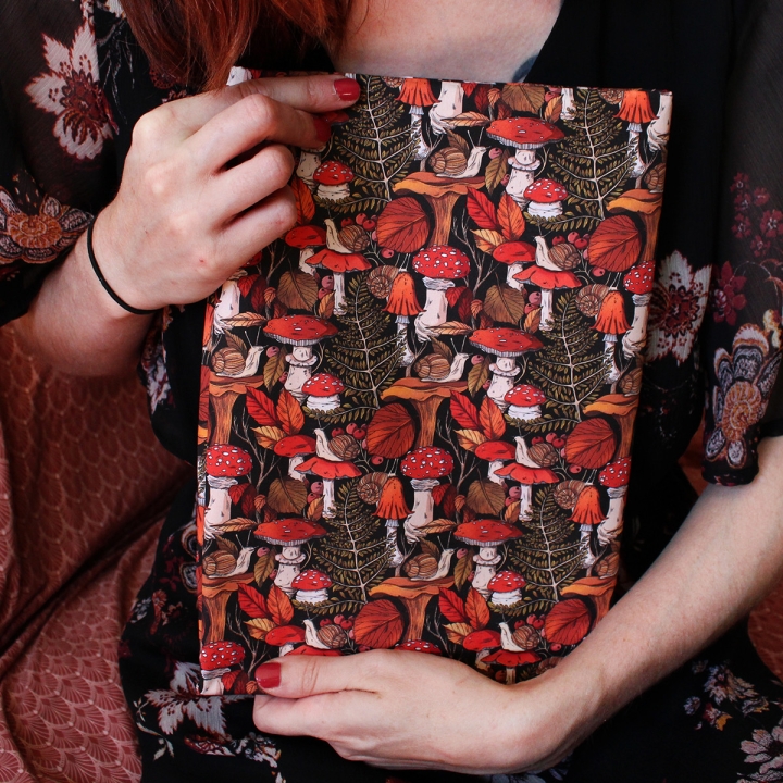 Tissu illustré "Escargots & champignons" – popeline, velours & French terry – motif automnal, forêt