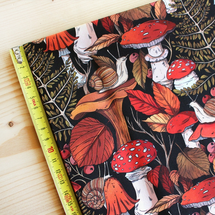 Tissu illustré "Escargots & champignons" – popeline, velours & French terry – motif automnal, forêt