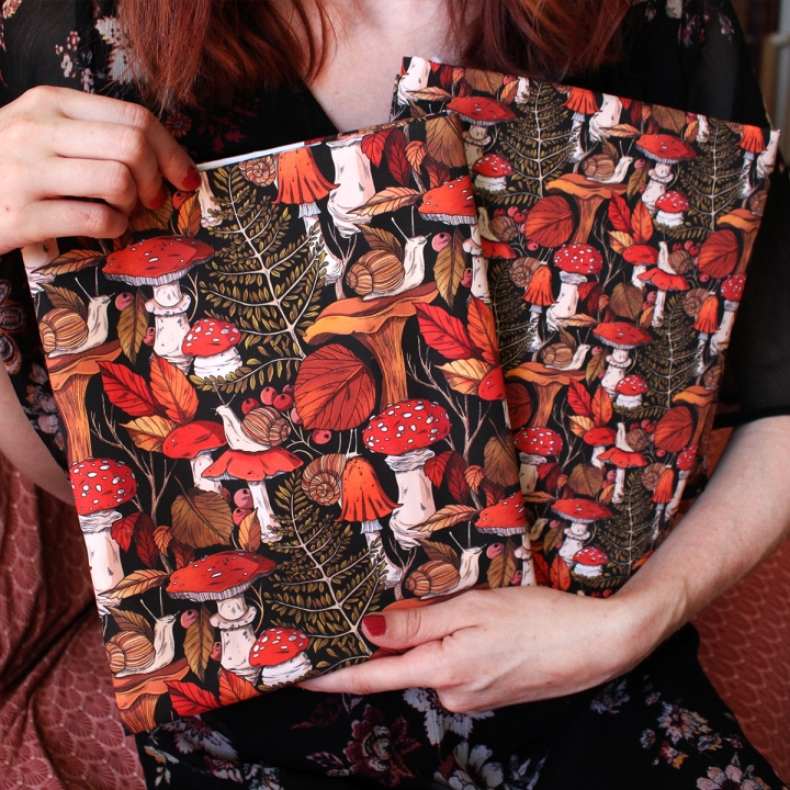 Tissu illustré "Escargots & champignons" – popeline, velours & French terry – motif automnal, forêt