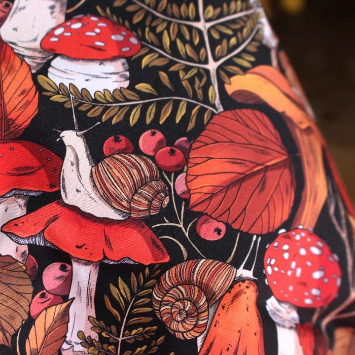 Tissu illustré "Escargots & champignons" – popeline, velours & French terry – motif automnal, forêt