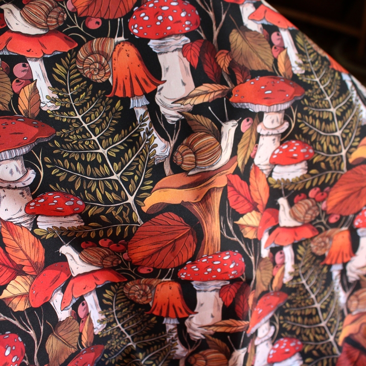 Tissu illustré "Escargots & champignons" – popeline, velours & French terry – motif automnal, forêt