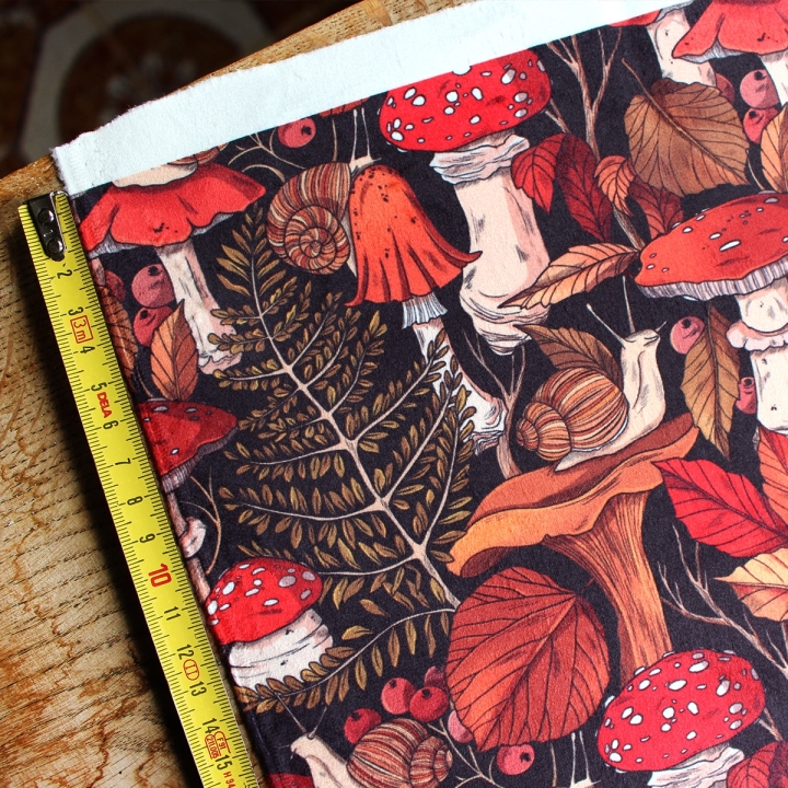 Tissu illustré "Escargots & champignons" – popeline, velours & French terry – motif automnal, forêt