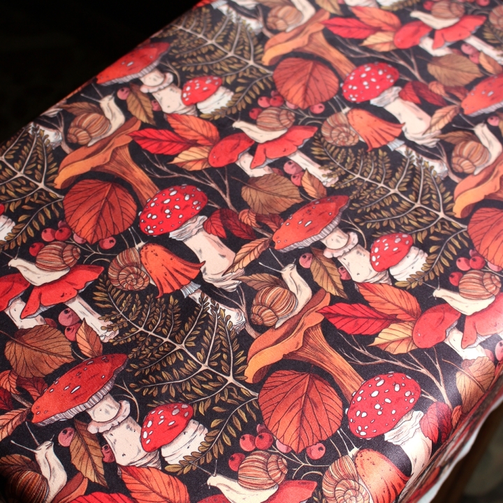 Tissu illustré "Escargots & champignons" – popeline, velours & French terry – motif automnal, forêt