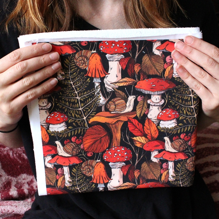 Tissu illustré "Escargots & champignons" – popeline, velours & French terry – motif automnal, forêt