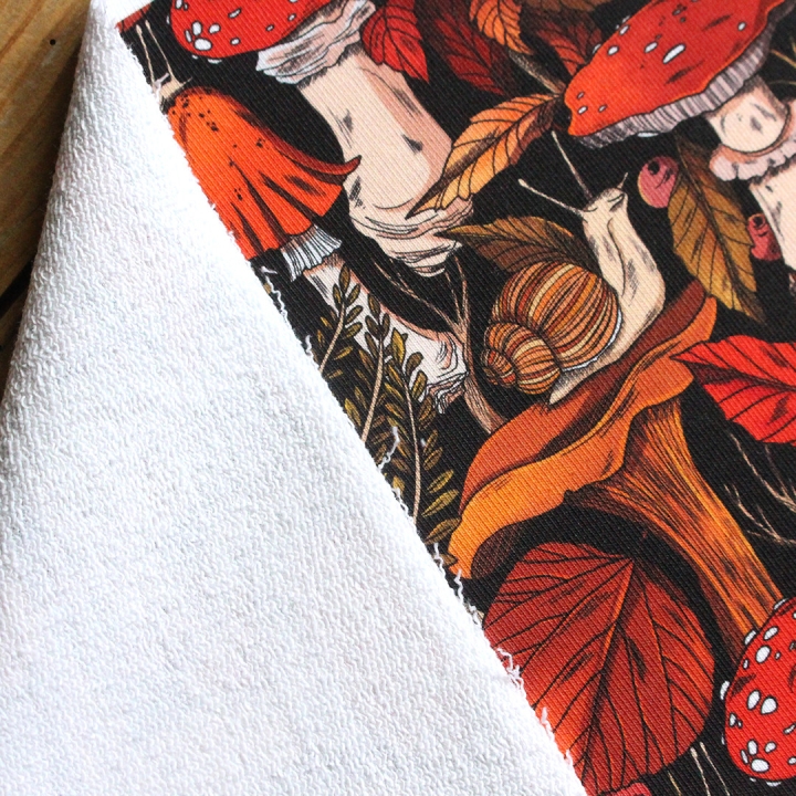 Tissu illustré "Escargots & champignons" – popeline, velours & French terry – motif automnal, forêt