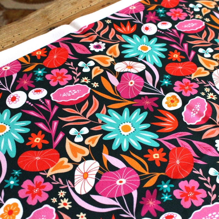 Coupon de tissu illustré "Flower Power" 48x48 cm – Popeline & French Terry – motif fleuri, coloré