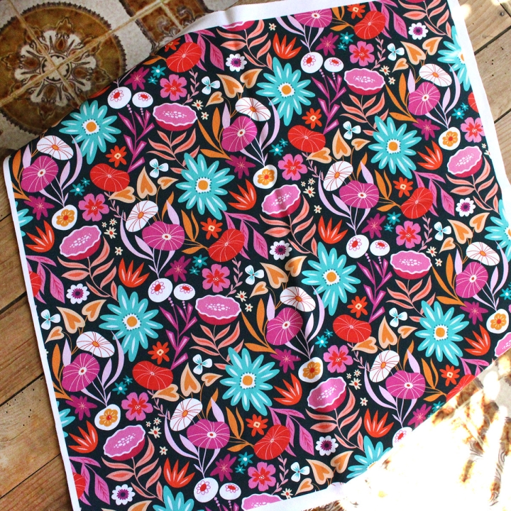 Coupon de tissu illustré "Flower Power" 48x48 cm – Popeline & French Terry – motif fleuri, coloré