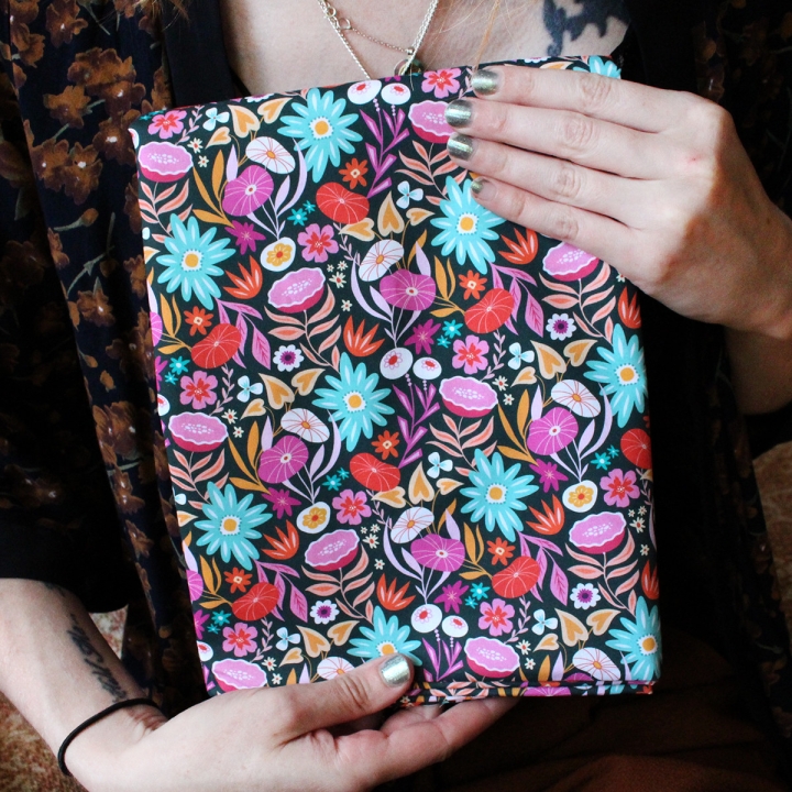 Tissu illustré "Flower power" – popeline, velours & French terry – motif fleuri coloré