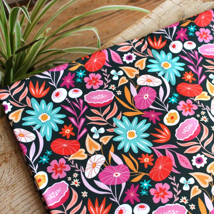 Tissu illustré "Flower power" – popeline, velours & French terry – motif fleuri coloré