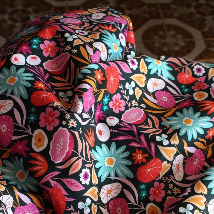 Tissu illustré "Flower power" – popeline, velours & French terry – motif fleuri coloré