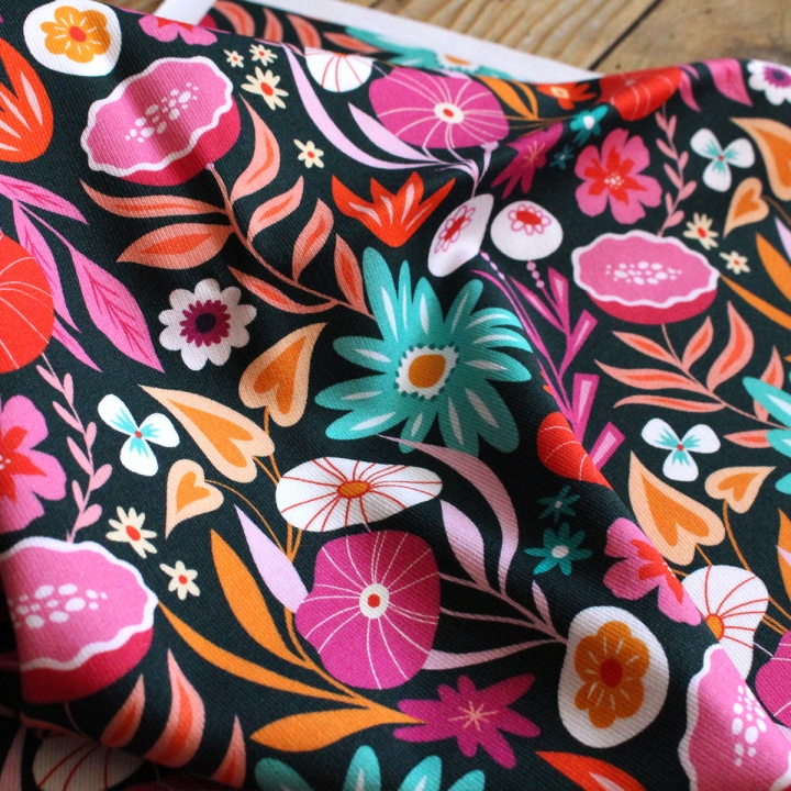 Tissu illustré "Flower power" – popeline, velours & French terry – motif fleuri coloré