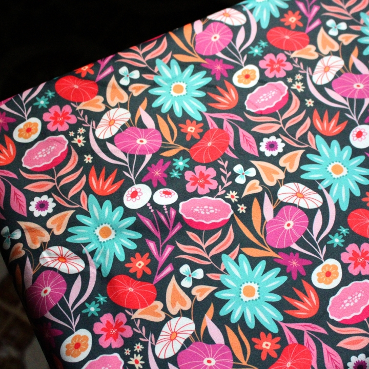 Tissu illustré "Flower power" – popeline, velours & French terry – motif fleuri coloré