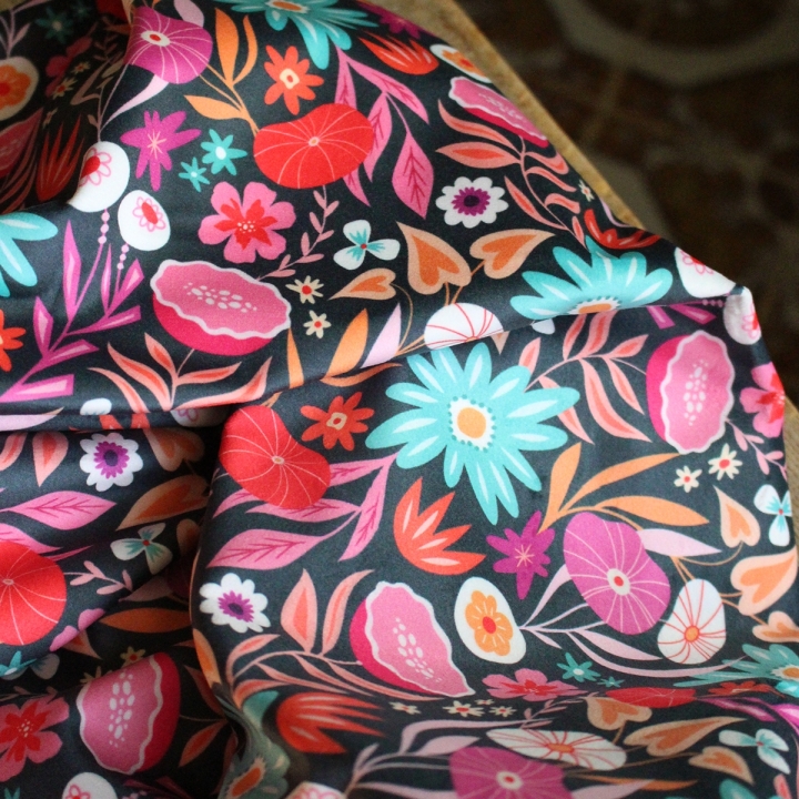 Tissu illustré "Flower power" – popeline, velours & French terry – motif fleuri coloré