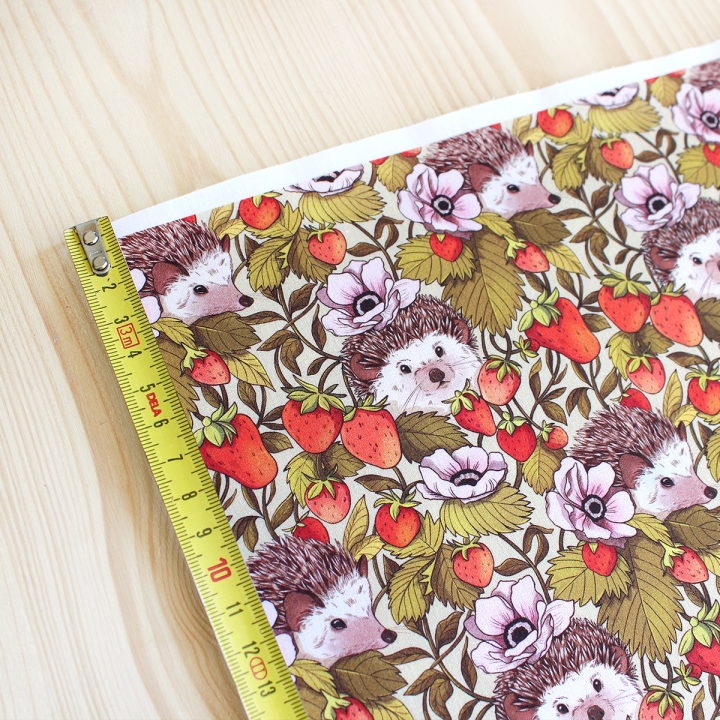 Coupon de tissu illustré "Hérissons fraises" 48x48 cm – Popeline & French Terry – motif poétique