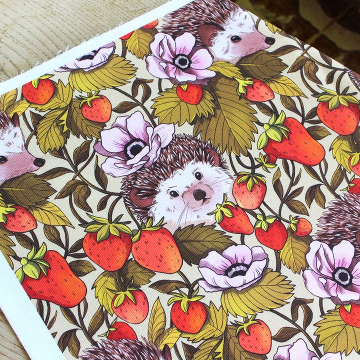 Coupon de tissu illustré "Hérissons fraises" 48x48 cm – Popeline & French Terry – motif poétique