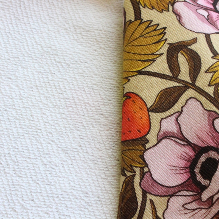 Coupon de tissu illustré "Hérissons fraises" 48x48 cm – Popeline & French Terry – motif poétique