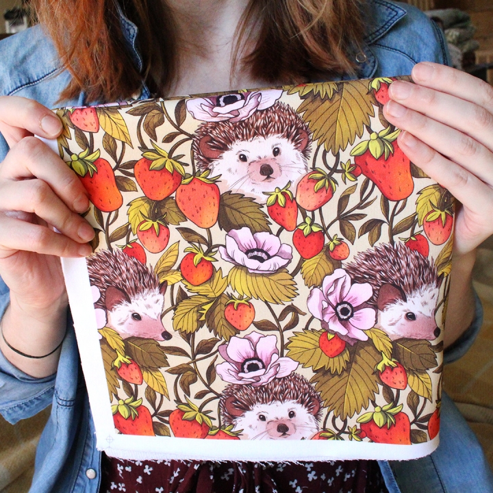 Coupon de tissu illustré "Hérissons fraises" 48x48 cm – Popeline & French Terry – motif poétique