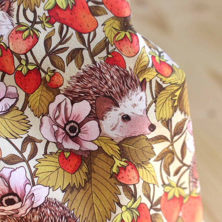 Tissu illustré "Hérissons et fraises" – popeline, velours & French terry – motif poétique