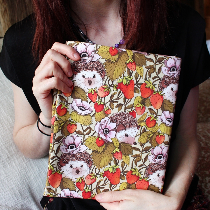 Tissu illustré "Hérissons et fraises" – popeline, velours & French terry – motif poétique