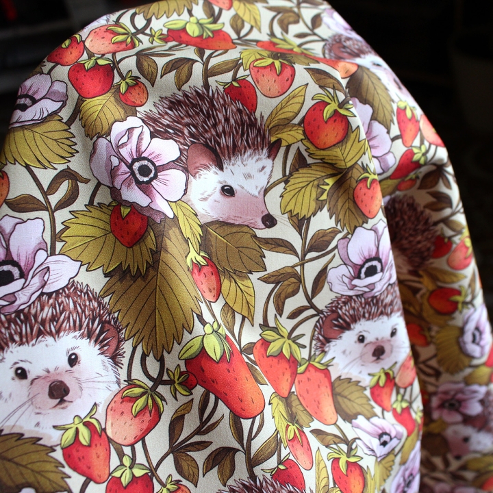 Tissu illustré "Hérissons et fraises" – popeline, velours & French terry – motif poétique