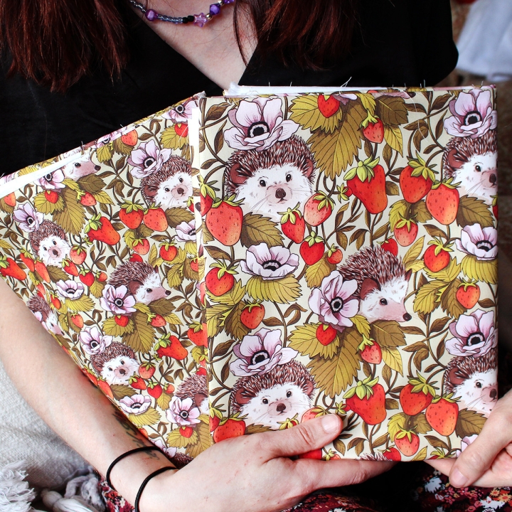 Tissu illustré "Hérissons et fraises" – popeline, velours & French terry – motif poétique