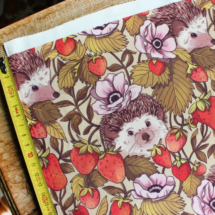 Tissu illustré "Hérissons et fraises" – popeline, velours & French terry – motif poétique
