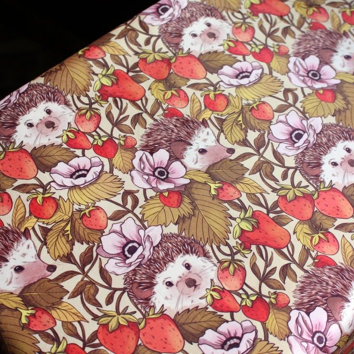 Tissu illustré "Hérissons et fraises" – popeline, velours & French terry – motif poétique