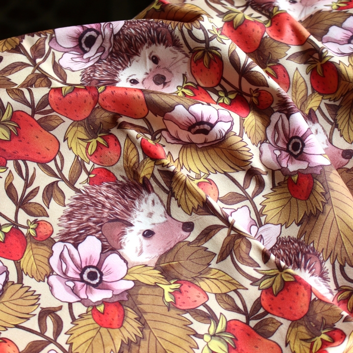 Tissu illustré "Hérissons et fraises" – popeline, velours & French terry – motif poétique