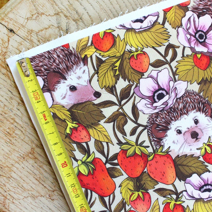 Tissu illustré "Hérissons et fraises" – popeline, velours & French terry – motif poétique