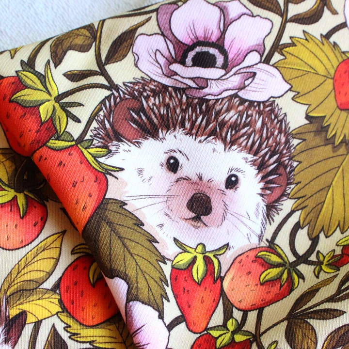 Tissu illustré "Hérissons et fraises" – popeline, velours & French terry – motif poétique