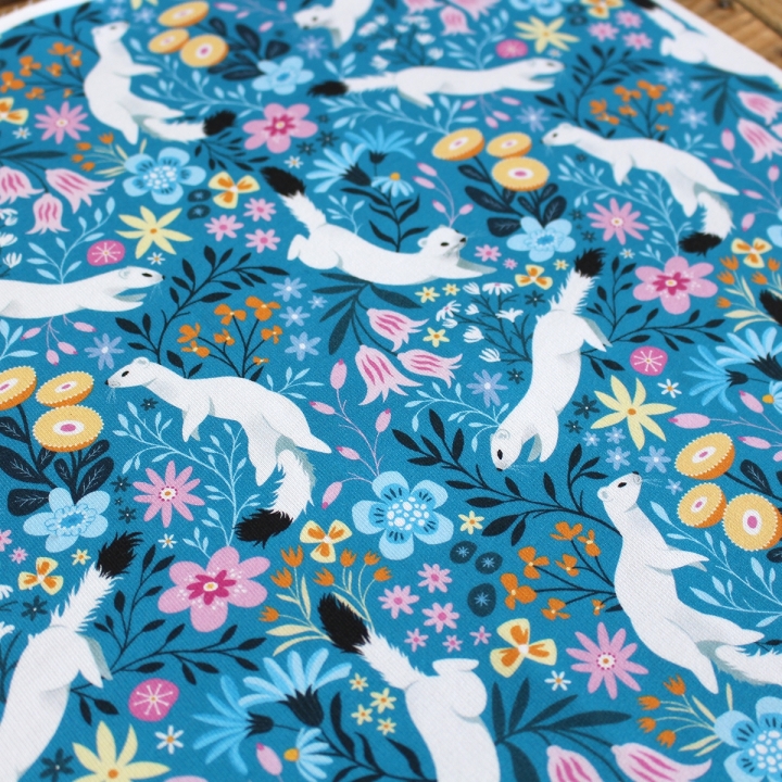 Coupon de tissu illustré "Hermines" 48x48 cm – Popeline & French Terry – motif hivernal