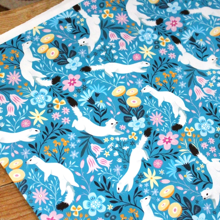 Tissu illustré "Hermines" – popeline, velours & French terry – motif hivernal