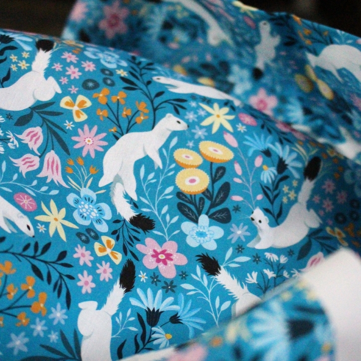 Tissu illustré "Hermines" – popeline, velours & French terry – motif hivernal