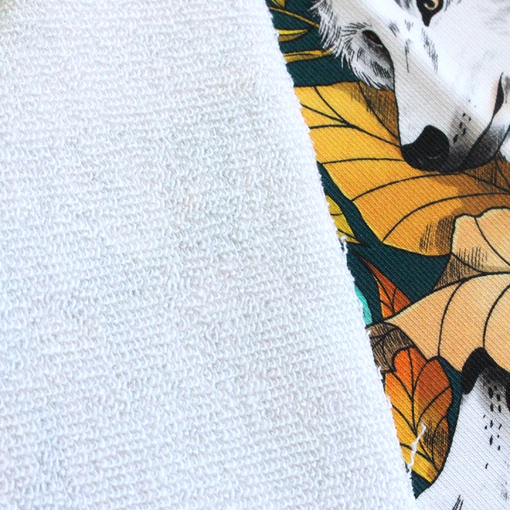 Coupon de tissu illustré "Loups blancs" 48x48 cm – Popeline & French Terry – motif poétique