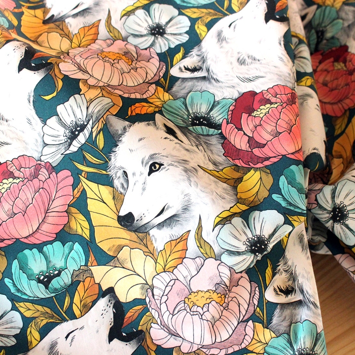 Tissu illustré "Loups blancs" – popeline, velours & French terry – motif poétique