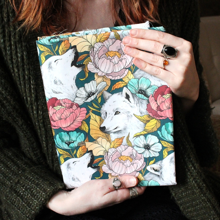 Tissu illustré "Loups blancs" – popeline, velours & French terry – motif poétique