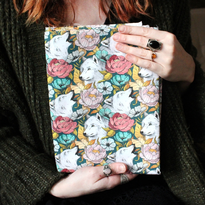 Tissu illustré "Loups blancs" – popeline, velours & French terry – motif poétique