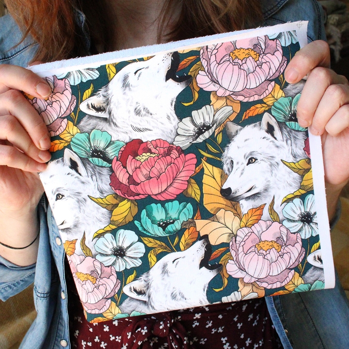 Tissu illustré "Loups blancs" – popeline, velours & French terry – motif poétique