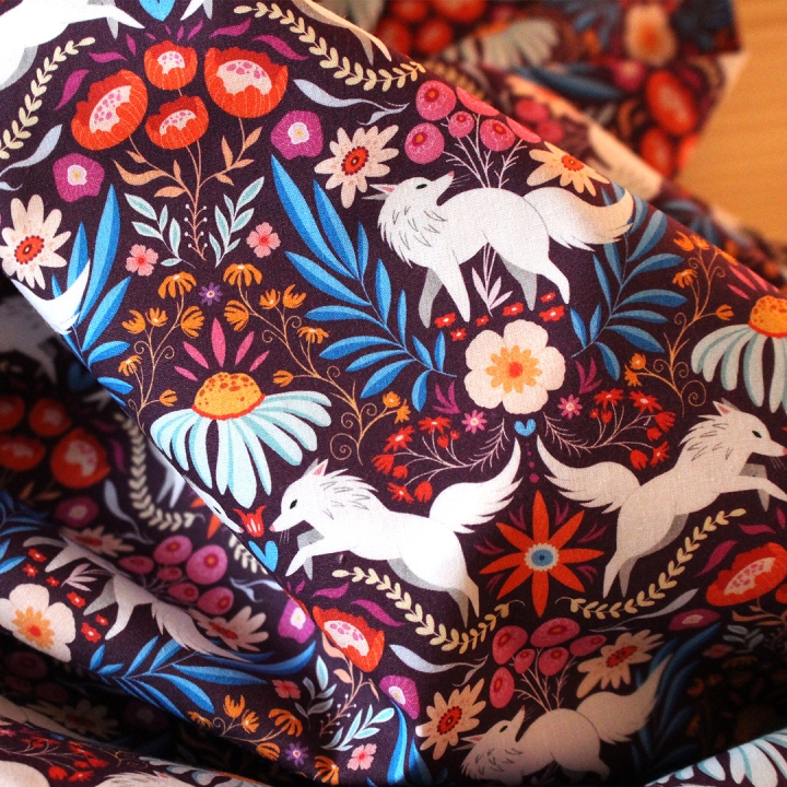 Tissu illustré "Loups colorés" – popeline, velours & French terry – motif coloré