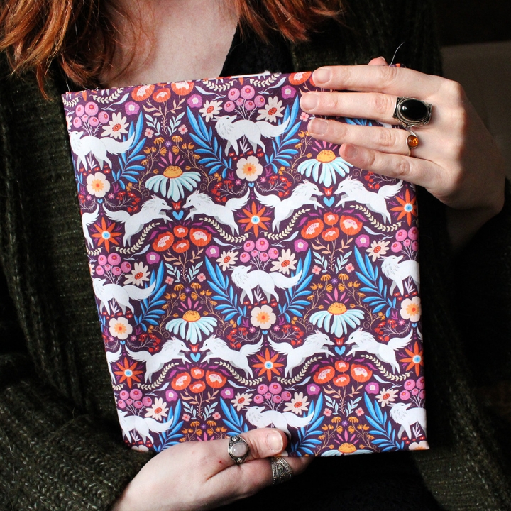 Tissu illustré "Loups colorés" – popeline, velours & French terry – motif coloré