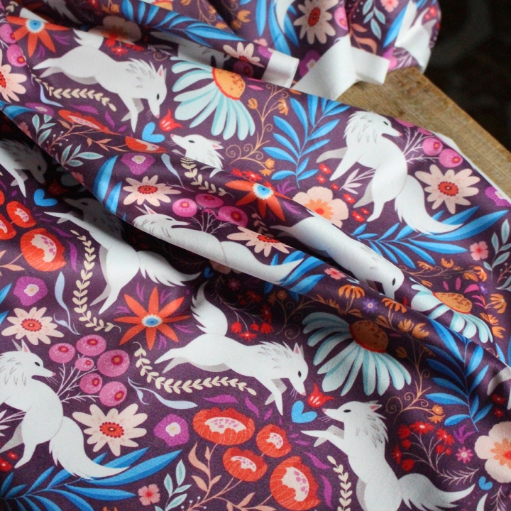 Tissu illustré "Loups colorés" – popeline, velours & French terry – motif coloré