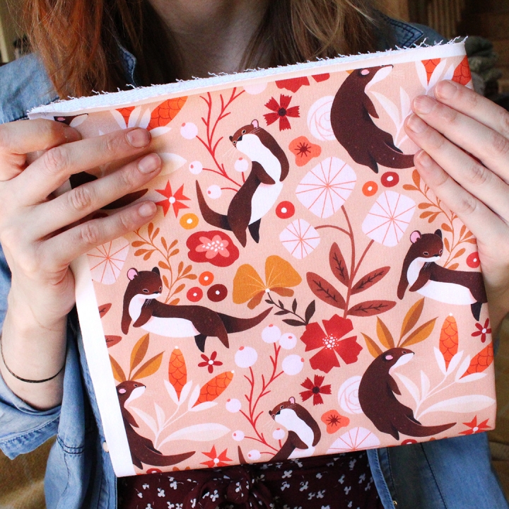 Coupon de tissu illustré "Loutres" 48x48 cm – Popeline & French Terry – motif poétique